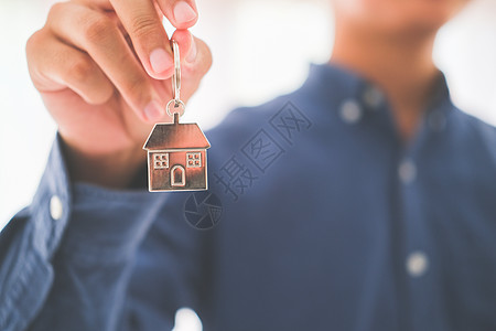 有房型和钥匙的房地产代理商银行合同女士住房投资协议金融保险贷款财产图片