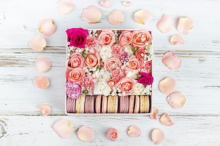 粉红玫瑰花与不同颜色的玉子配成花朵盒子甜点插花花束奶油美食玫瑰花店食物面包图片