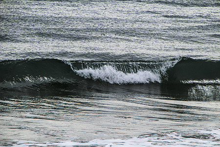 西班牙阿利坎特拉马里纳海滩的粗海季节海岸线支撑波浪海浪海滩下雨天气天堂码头背景图片