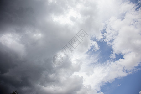 蓝色天空的乌云天堂酿造衬套热带气象大风房子天气树木阵风图片