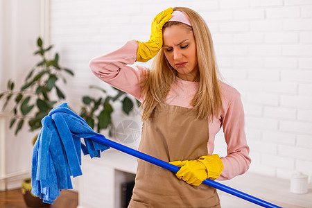 疲劳的家庭主妇家庭打扫家务地板愤怒悲伤挫折拖把服务清洁工图片