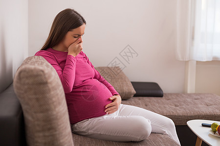 怀孕妇女感到不舒服图片