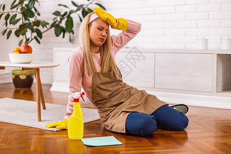 坐在起居室的疲劳家庭主妇房子女士工作服打扫地板工具清洁工家务地面拖把图片