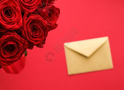 情人节的情书和送花服务 红色背景的豪华红玫瑰花团和纸信封红底婚礼假期电子邮件爱情展示邀请函热情卡片花朵花束背景图片
