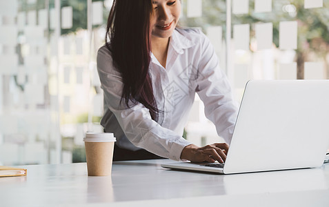 在工作场所使用膝上型计算机近身特写妇女微笑学习女性商业笔记本企业家学生网络互联网屏幕图片
