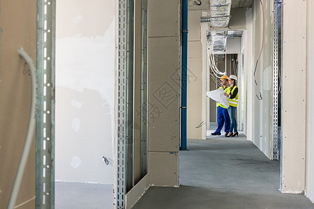 建造工地 计划视察建筑工地安全帽工作女士男人检查防护黄色发展建设者房地产图片