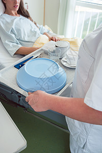 护士在医院为床上的病人提供食品服务食物护理人员病房职业饮食诊所房间麻醉女士餐饮图片