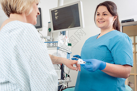 护士为病人做手术准备血压感应器职业保健外科卫生机能女士治疗生命监控监视器图片