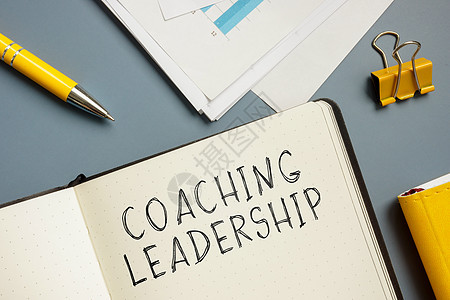 有关在笔记本上指导领导力的标记工作概念动机知识领导学习学费资源商业公司图片