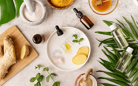 桌子上的天然化妆品成分 油 姜 薄荷 喜马拉雅盐和罐子里的黄金蜂蜜自然实验室护理皮肤叶子热带健康产品草本植物血清图片