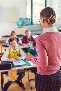 小学班级与学生一起上课的教师工作经验男孩们教育孩子们女学生文法房间学校女孩们图片