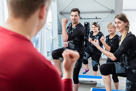 一组在健身房接受过电子健身培训的人图片