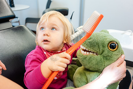儿童在牙医牙刷牙牙 一个复合玩具的牙刷牙动物口腔诊所预防护士填充牙齿卫生孩子牙科图片
