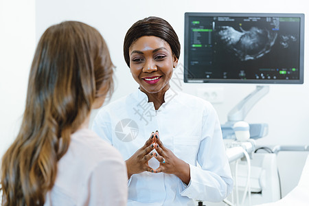 妇科医生显示 妇女怀孕早期超声波检查惊喜生育力超声医院咨询卫生超声波职业医学检查图片