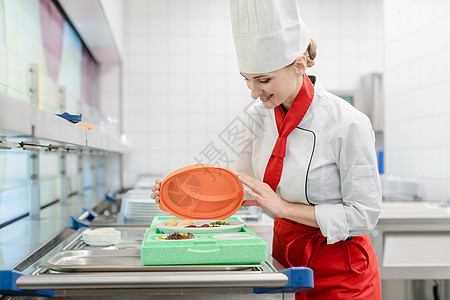 商业厨房主厨 准备用餐送货工作员工工业食堂美食白色餐厅制服社会职业图片