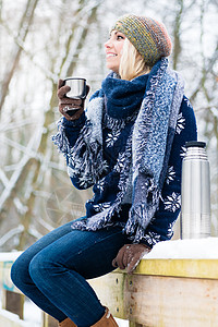 冷寒冬日 女人冰冻的冬天 用热饮来温暖自己咖啡热身公园饮料女士远足成人小路图片