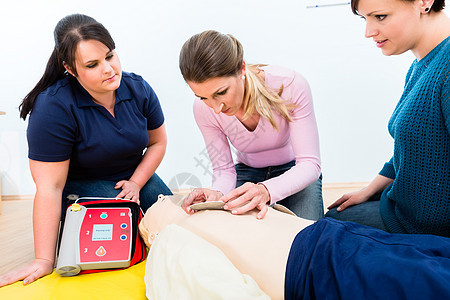 急救班学员学习如何使用去纤颤器图片