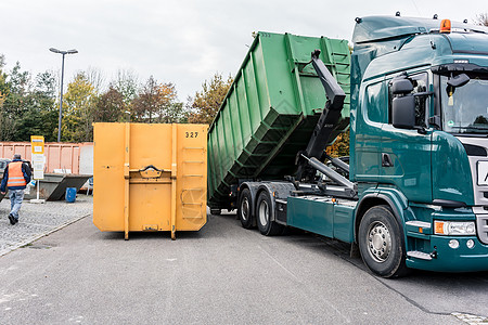 回收中心装有废物的卡车集装箱车载垃圾箱加载收物回收场货车废料运输垃圾分类集中心图片