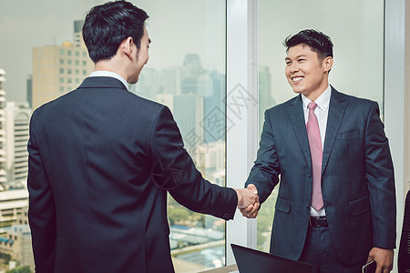 商务人士握手握手职业商务老板公司正装团队男人套装管理人员办公室图片