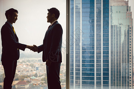 两个商业伙伴握手握手人士员工生意商务协议城市老板套装腰围办公室图片