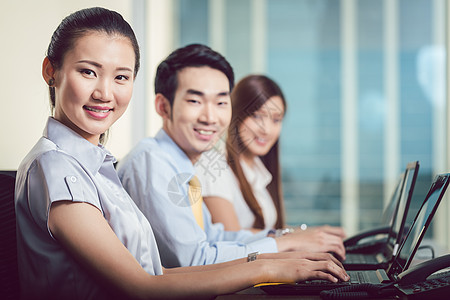 微笑的商务人士的肖像职场笔记本职业团队生意管理人员商务办公室电脑工作图片