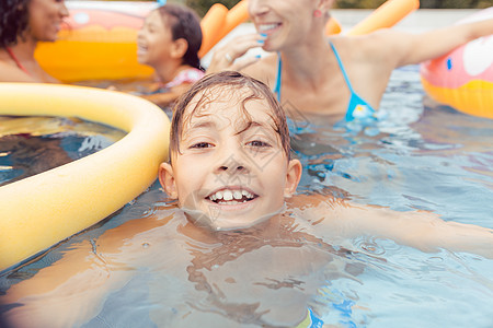 男生在游泳池游泳水池乐趣微笑成人享受喜悦快乐闲暇公园童年图片