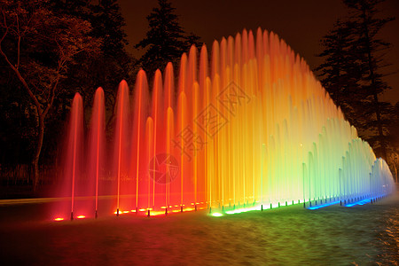 在秘鲁利马保留地公园的夜晚美丽的彩色喷泉 花朵多彩的喷泉图片