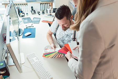 以团队检查广告项目颜色为目的的创意团体工作物料电脑标志彩扇机构职业创造力女士桌子男人图片
