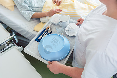 护士在医院为床上的病人提供食品服务诊所护理人员食物职业饮食房间病房女士餐饮麻醉图片