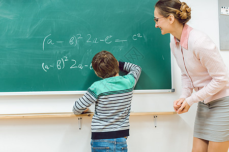 在校学生在黑板上锻炼活动教学房间职业课堂小学学费写作教育孩子们男生图片