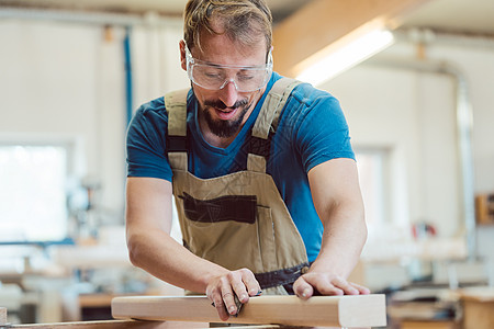 木匠用手工砂碎木头生意砂纸工作作坊职业造商木工男人三鼎工匠图片