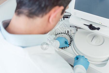 分析血液的医生或实验室技术员图片