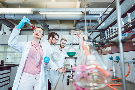 3名分析化学家在实验室做研究技术员团体学生仪器化学手套工作试管锥形瓶防护图片