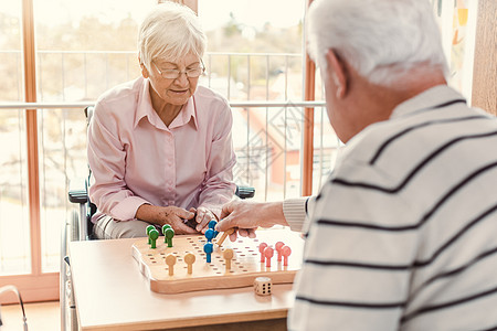 有两个老人在养老院玩棋盘游戏活动轮椅护理医学祖母残障男人团体女士退休图片