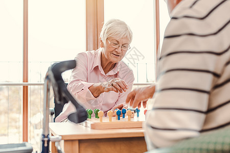 有两个老人在养老院玩棋盘游戏老年残障服务人士医学团体社会护理退休祖父图片