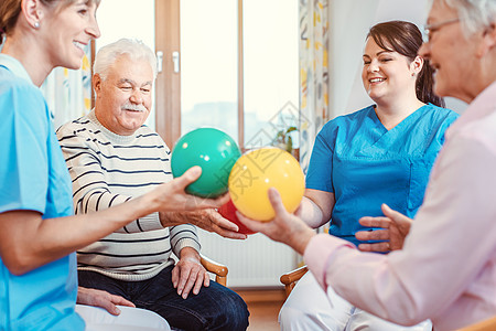 一群老年人在运动和体操中打球服务女士治疗锻炼退休男人职员老年护士帮助图片