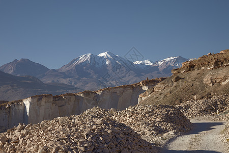 秘鲁阿雷基帕的锡石石矿和Chachani火山城市石头柱子地貌院子环境工作建筑学基础设施职业图片