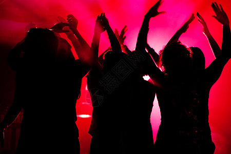 人们在夜总会里跳舞 带灯光的运动剪影庆典灯展乐趣夜店舞蹈朋友们娱乐女士图片