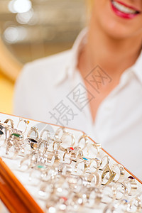 珠宝商的店员助理金子职业金匠奢华戒指首饰工作女士微笑银匠图片