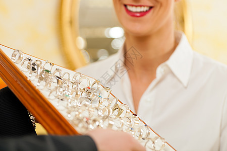 珠宝商的店员助理金匠微笑展示推介会奢华首饰女士店铺购物珠宝图片