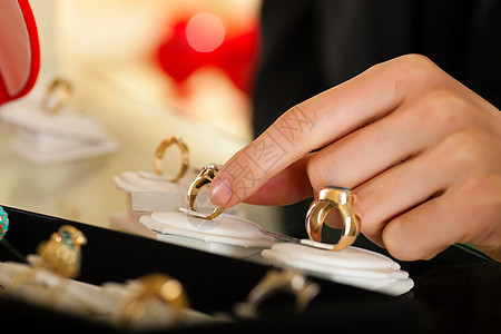 在珠宝店选戒指的夫妇金子男人金匠工作职业夫妻礼物银匠女士设计师图片