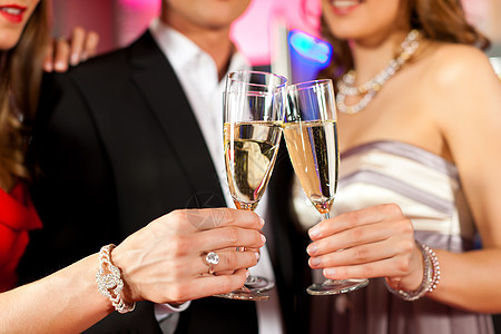 酒吧里有香槟酒店的人庆典派对套装酒精裙子生日朋友们夫妻女性饮料图片