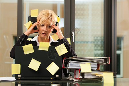 办公室内的压力多重任务人士心理生意人女性商业老板桌子秘书覆盖套装图片