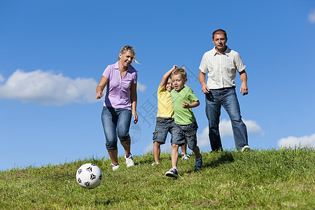 家庭在踢足球图片