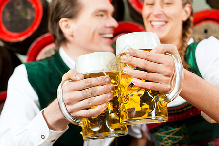 一对夫妇在酿酒厂喝啤酒少女装皮裤庆典酒吧享受餐厅女士啤酒成人友谊图片