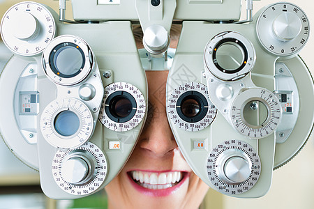 接受眼部测试的青春妇女验光师四眼眼镜乐器目光眼科眼睛近视仪器办公室图片