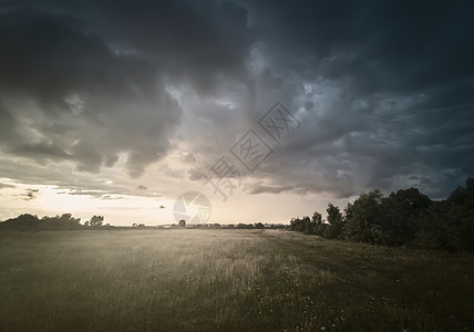 日落时有暴风雨的天空风暴日出太阳天气地面旋风场地太阳光线地平线森林图片