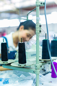 一家纺织厂的印度尼西亚裁缝工厂下水道女裁缝女士缝纫体积职业制造业劳动员工图片