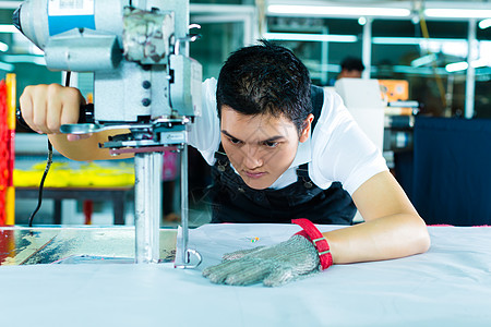 在中国工厂使用机器的工人男性面料制造业工作安全劳动就业控制领班警告图片