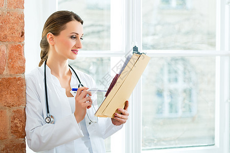 诊所医生在档案中写作医疗职业女性窗户成人药品阅读工作文档保健图片